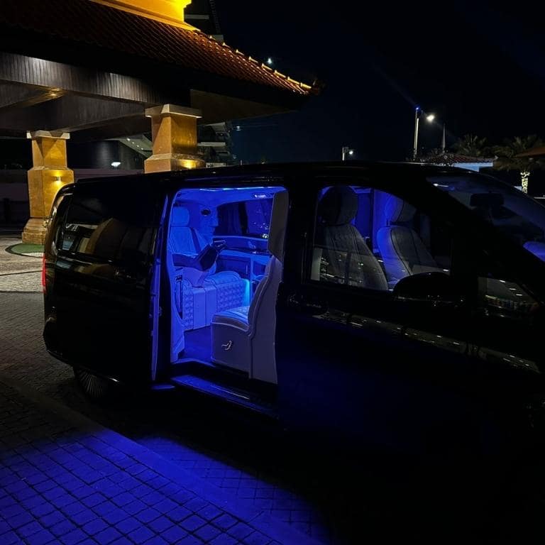 First-Class Private Transport – Mercedes Maybach V-Class Sightseeing and Tours